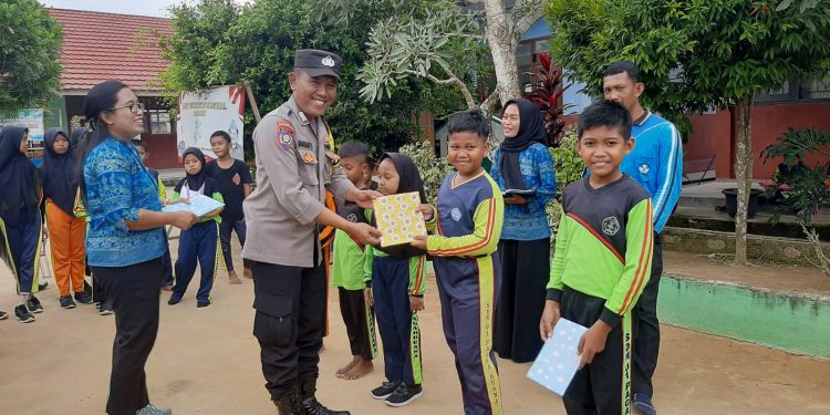Motor Bhabinkamtibmas di Polsubsektor Way Kenanga Polsek Lambu Kibang Jadi Perpustakaan Keliling