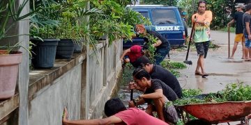 Kekompakan WALMAS KUTIM dan Hamriani Kassa Lakukan Bersih Lingkungan