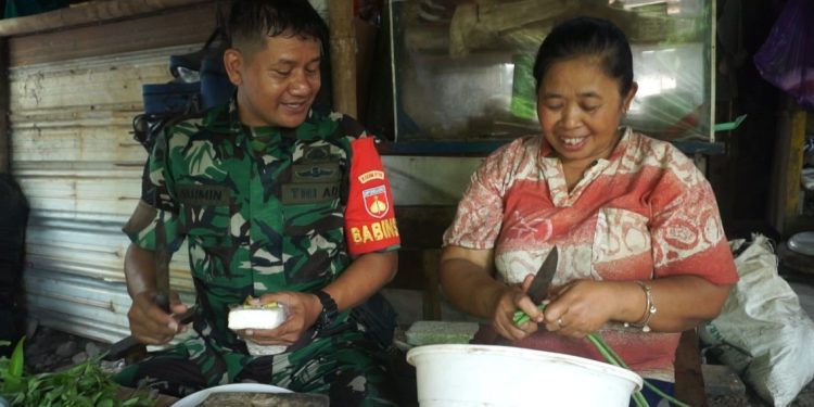 Terkejut..!! Sugiyatmi Tak Menyangka Babinsa Kodim 0735/Surakarta Masuk Dapur Miliknya