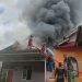 Satgas TMMD ke 115 Kodim 0311/Pessel Bantu Padamkan Api Rumah Masyarakat yang Terbakar