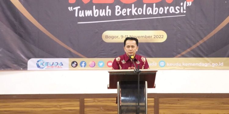 Dirjen Bina Keuangan Daerah Kemendagri Berikan Penghargaan Pegawai Teladan, BerAKHLAK dan Berprestasi