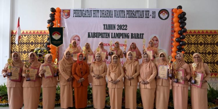 Peringatan HUT ke 23, Darma Wanita Persatuan Lambar di Gedung Lamban Garuda