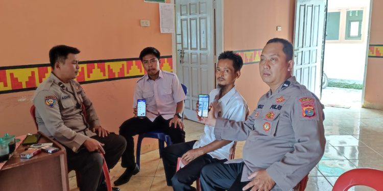 Anggota Sat Binmas Sosialisasi LayananPolri Super App Presisi