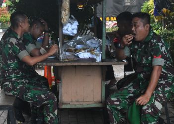 Berkah Pengamanan Prajurit TNI di Surakarta, Dagangan Pedagang Kecil Laris Manis