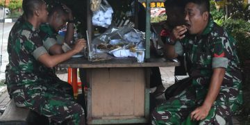 Berkah Pengamanan Prajurit TNI di Surakarta, Dagangan Pedagang Kecil Laris Manis