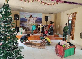 Menjelang Perayaan Hari Natal, Satgas Yonarmed 19/105 Trk Bogani Bantu Dekorasi Gereja di Perbatasan