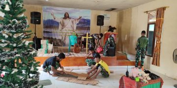 Menjelang Perayaan Hari Natal, Satgas Yonarmed 19/105 Trk Bogani Bantu Dekorasi Gereja di Perbatasan