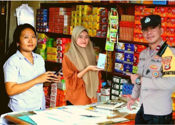 Bhabinkamtibmas Polsek Tumijajar Sambang dan Sosialisasikan Aplikasi Super APP Presisi Masyarakat Binaannya