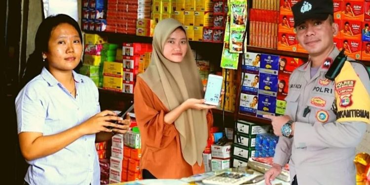 Bhabinkamtibmas Polsek Tumijajar Sambang dan Sosialisasikan Aplikasi Super APP Presisi Masyarakat Binaannya