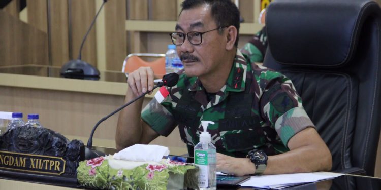 Pangdam XII/Tpr Ikuti Peresmian dan Penyerahan Bedah Rumah Tidak Layak Huni Bantuan dari Kasad