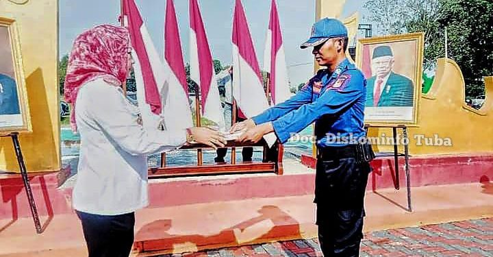 Bupati Winarti Menyerahkan SK Tenaga Kontrak Kabupaten Tulang Bawang