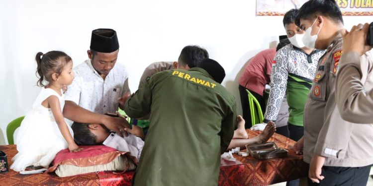 Sidokkes Polres Tulang Bawang Gelar Khitanan Massal Gratis di Ponpes Untuk Puluhan Anak