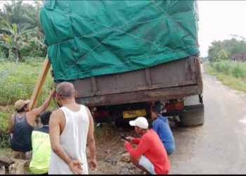 Babinkantibmas dan Babinsa Cek Lokasi Jalan Jebol di Indraloka Jaya