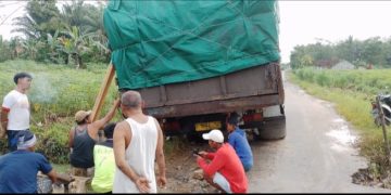 Babinkantibmas dan Babinsa Cek Lokasi Jalan Jebol di Indraloka Jaya