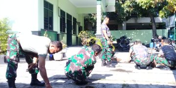 Ciptakan Lingkungan Bersih dan Sehat, Anggota Koramil 02/Banjarsari Bersihkan Seputaran Kantor Koramil