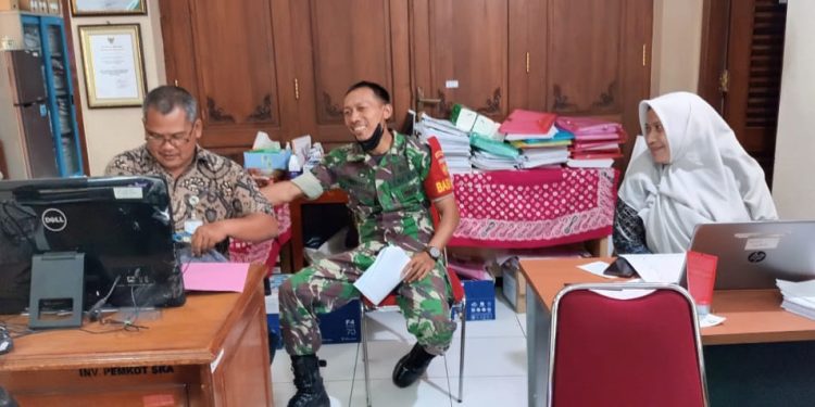 Begini Cara Babinsa Sudiroprajan dalam Membina Tali Silaturahmi Bersama Lurah dan Staf Kelurahan