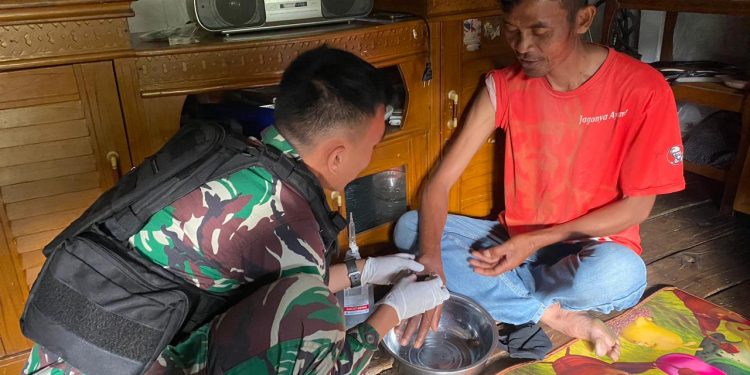 Latsiap Pratugas Yonif Raider 300/Bjw di Dampingi Babinsa Adakan Pengobatan Door To Door