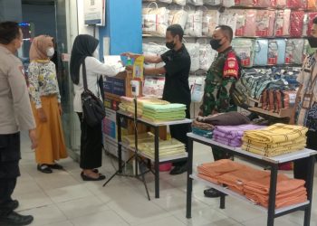 Babinsa dan Babinkamtibmas Nusukan Bersinergi Cek Prokes dan Pengawasan PPKM di Swalayan Luwes Nusukan