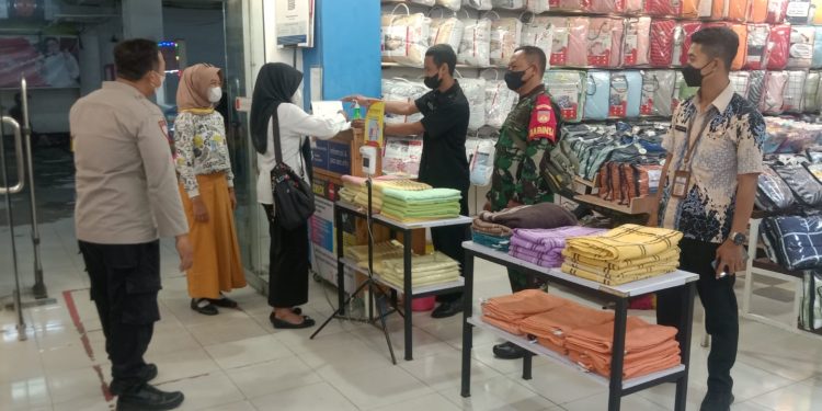 Babinsa dan Babinkamtibmas Nusukan Bersinergi Cek Prokes dan Pengawasan PPKM di Swalayan Luwes Nusukan