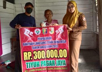 Kepala Tiyuh Pagar Jaya Salurkan BLT – DD Anggaran Tahun 2022