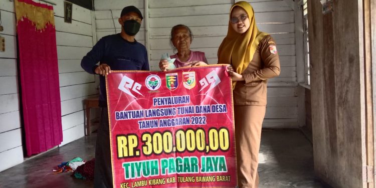 Kepala Tiyuh Pagar Jaya Salurkan BLT – DD Anggaran Tahun 2022