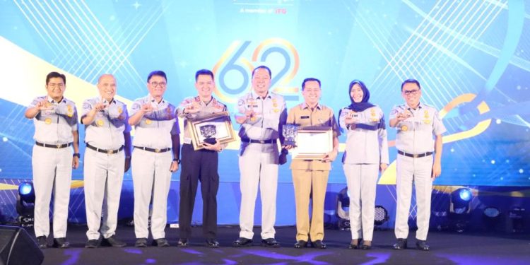 Dirjen Bina Keuangan Daerah Kemendagri, Agus Fatoni Terima Penghargaan dari Jasa Raharja