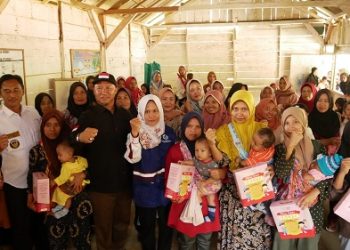 Mukhlis Basri Bagikan Makanan Tambahan Balita dan Ibu Hamil