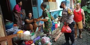 Wujud Kepedulian, Babinsa Bersama Bhabinkamtibmas Kepatihan Wetan Berikan Bantuan Sembako Kepada Warganya