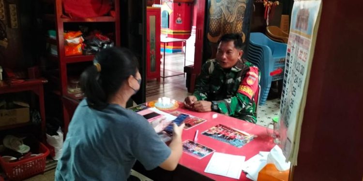 Jelang Tahun Baru Imlek 2574, Babinsa Sudiroprajan Intensifkan Komsos di Klenteng Tien Kok Sie