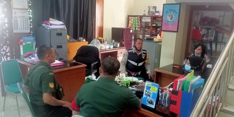 Tingkatkan Sinergitas Babinsa Kelurahan Ketelan Jalin Komunikasi Bersama Bhabinkamtibmas dan Lurah