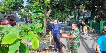 Lestarikan Alam, Anggota Koramil 01/Laweyan Bersama Lurah Penumping Laksanakan Kegiatan Penanaman Pohon