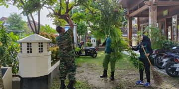 Jaga Kebersihan Lingkungan, Babinsa Jajar Bersama Staf Kelurahan dan Linmas Laksanakan Kerja Bakti