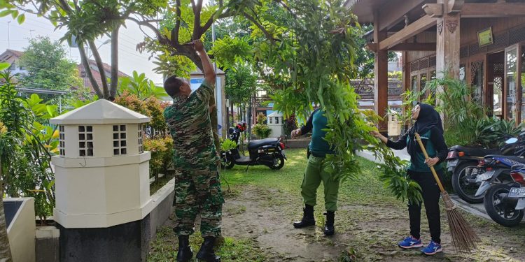 Jaga Kebersihan Lingkungan, Babinsa Jajar Bersama Staf Kelurahan dan Linmas Laksanakan Kerja Bakti