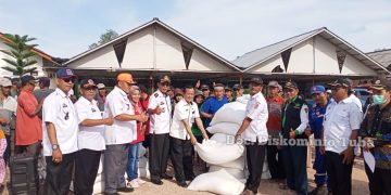 Drs Qudrotul Ikhwan MM Yang diwakili oleh Plt. Kepala Dinas Sosial Binhar MS, S.E Berikan Bantuan Beras Kepada Korban Bencana Angin Puting Beliung