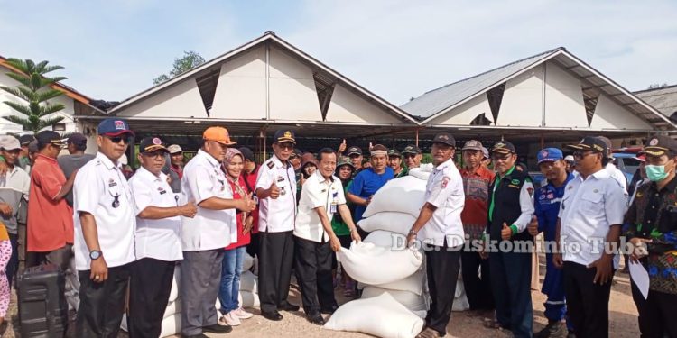 Drs Qudrotul Ikhwan MM Yang diwakili oleh Plt. Kepala Dinas Sosial Binhar MS, S.E Berikan Bantuan Beras Kepada Korban Bencana Angin Puting Beliung