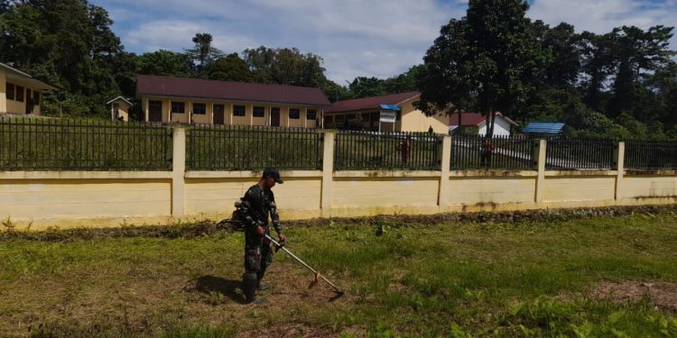 Satgas Yonif RK 136/TS  Berikan Aura Positif dengan Bersih-Bersih Kampung Eksodus
