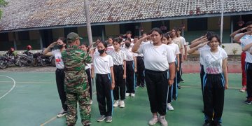 Tanamkan Kedisiplinan, Babinsa Tegalharjo Latih PBB di SMK Kristen 1 Surakarta