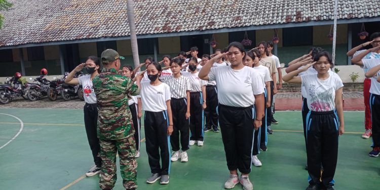 Tanamkan Kedisiplinan, Babinsa Tegalharjo Latih PBB di SMK Kristen 1 Surakarta