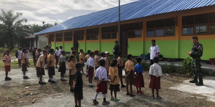 Satgas Yonif 132/BS TNI Mengajar Anak Sekolah di Perbatasan Papua