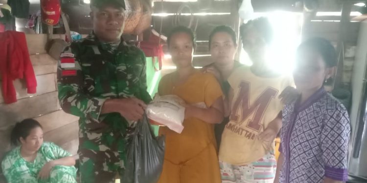 Wujud Rasa Empati, Prajurit Satgas Pamtas Yonif 645/Gty Bantu Proses Pemakaman Warga Perbatasan