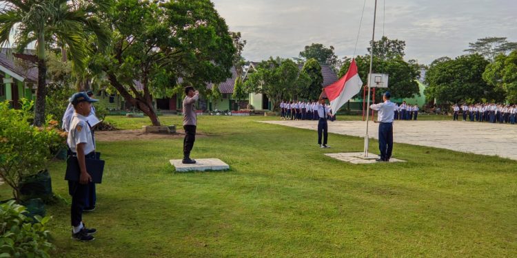 Jadi Pembina Upacara di SMPN 5 Tubaba, Bhabinkamtibmas Polsek Tumijajar Sampaikan Ini