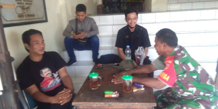 Peduli Keamanan dan Kebersihan, Babinsa Koramil 04/Jebres Komsos dengan Security dan Petugas Kebersihan Pasar