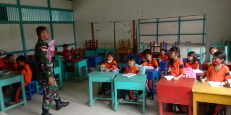 Peduli Cerdaskan Generasi Penerus Bangsa, Satgas Pamtas Yonif 645/GTY Bantu Menjadi Tenaga Pendidik SD Perbatasan