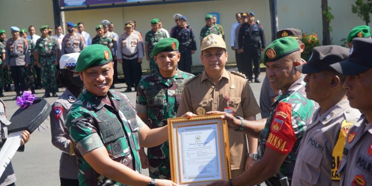 Penghargaan Danrem Wijayakusuma untuk Babinsa Pekalongan dan Warga Masyarakat Kota Pekalongan