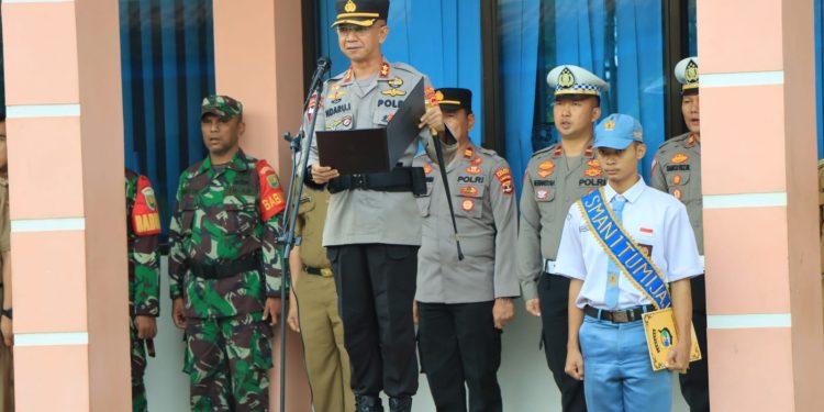 Kapolres Tulang Bawang Barat Pimpin Upacara Bendera di SMA Negeri 1 Tumijajar