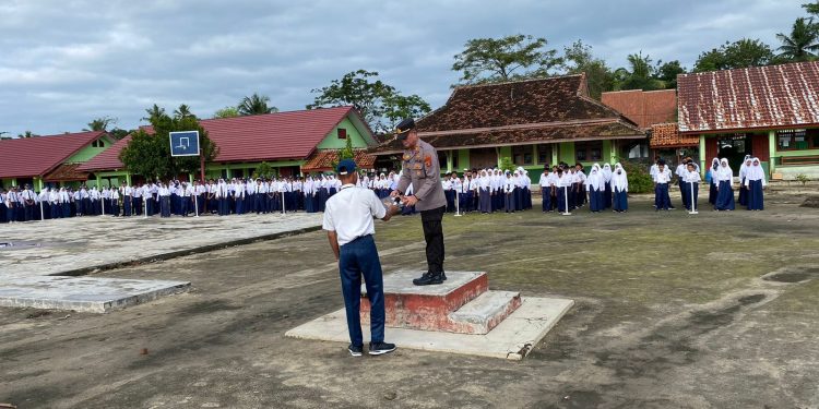 Pimpin Upacara di Sekolah, Kasat Binmas Polres Tulang Bawang Barat Sampaikan Beberapa Hal Ini
