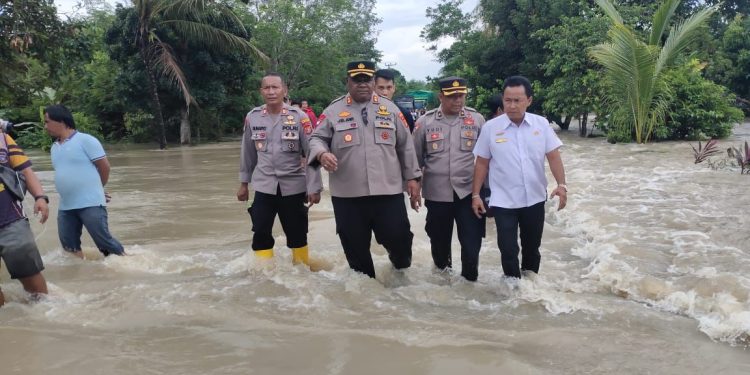 Tinjau Langsung Lokasi Banjir, Kapolres Tulang Bawang Berikan Imbauan Agar Warga Lewat Jalan Alternatif