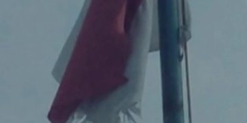Bendera Merah Putih Robek Berkibar di Kantor Pos Panaragan Jaya
