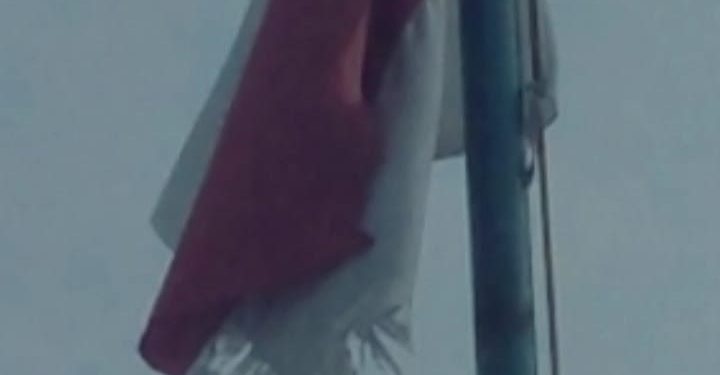 Bendera Merah Putih Robek Berkibar di Kantor Pos Panaragan Jaya
