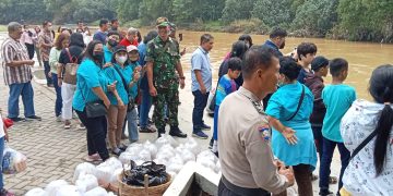 Tingkatkan Swasembada Pangan, Babinsa Sewu Bersama Kelompok GBI Efata Tabur Benih Ikan Nila dan Ikan Lele